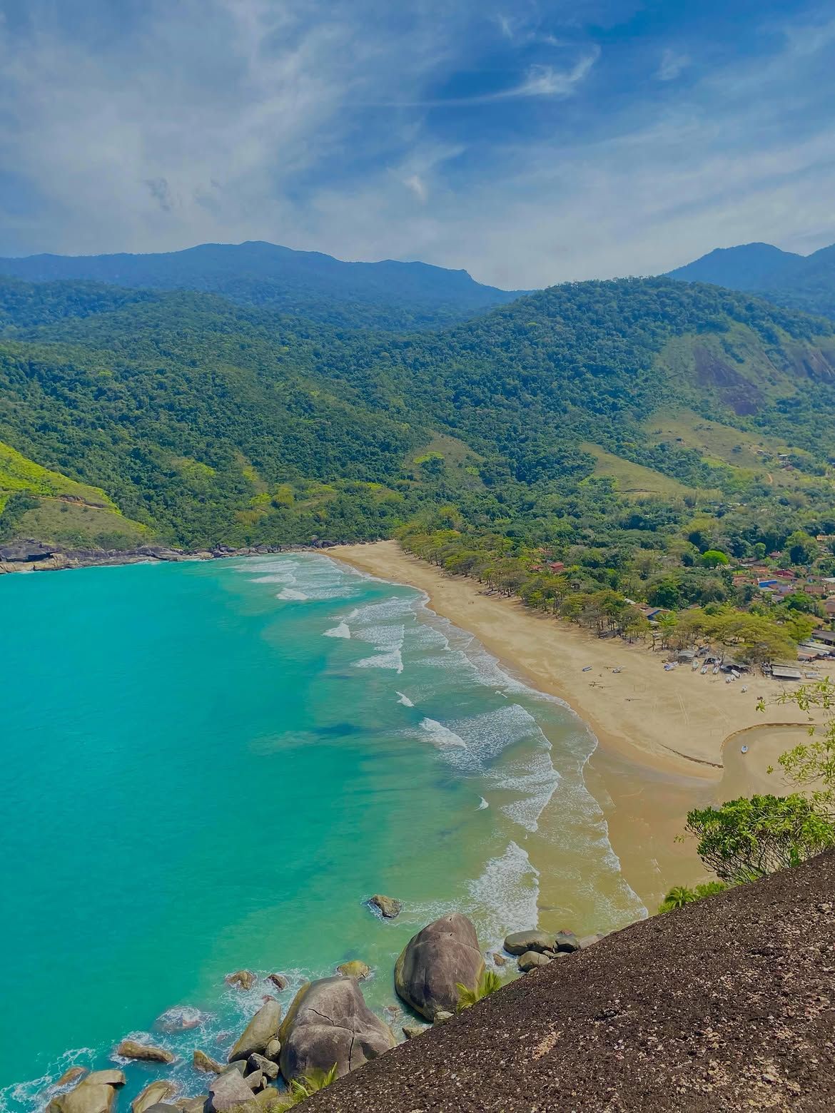 Praia do Bonete vista do alto, cercada pela Mata Atlântica