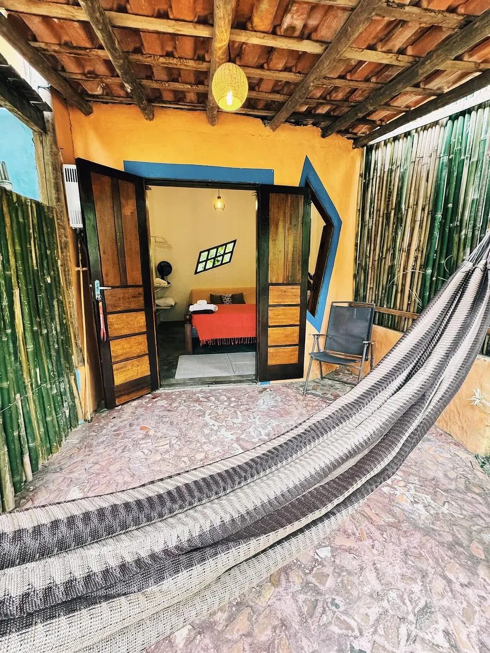 Entrada da suíte Carapau com rede e bambus