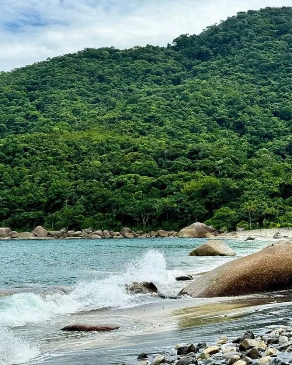 Ondas nas pedras da costa do Bonete