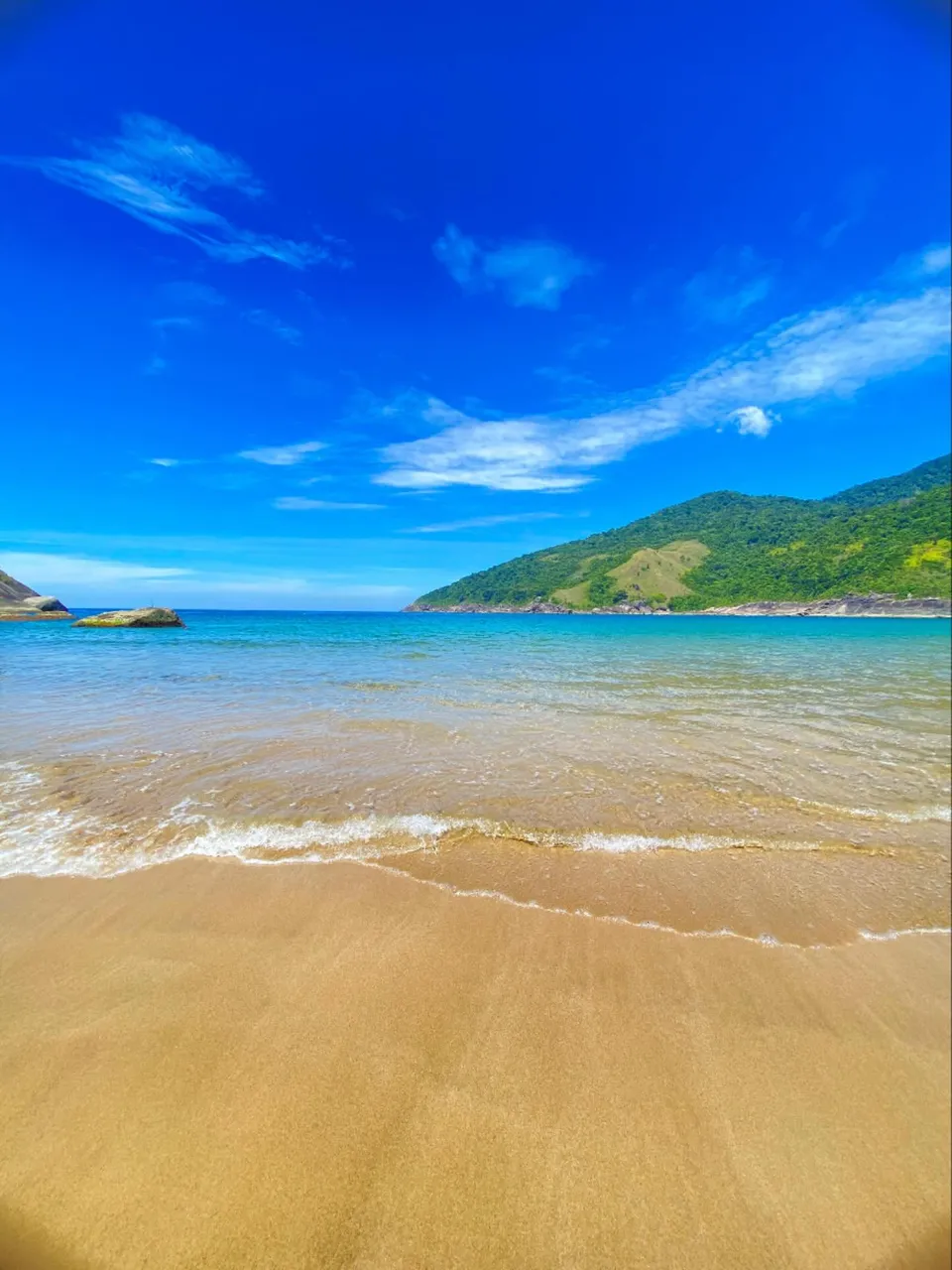 Mar azul e areia dourada na Praia do Bonete