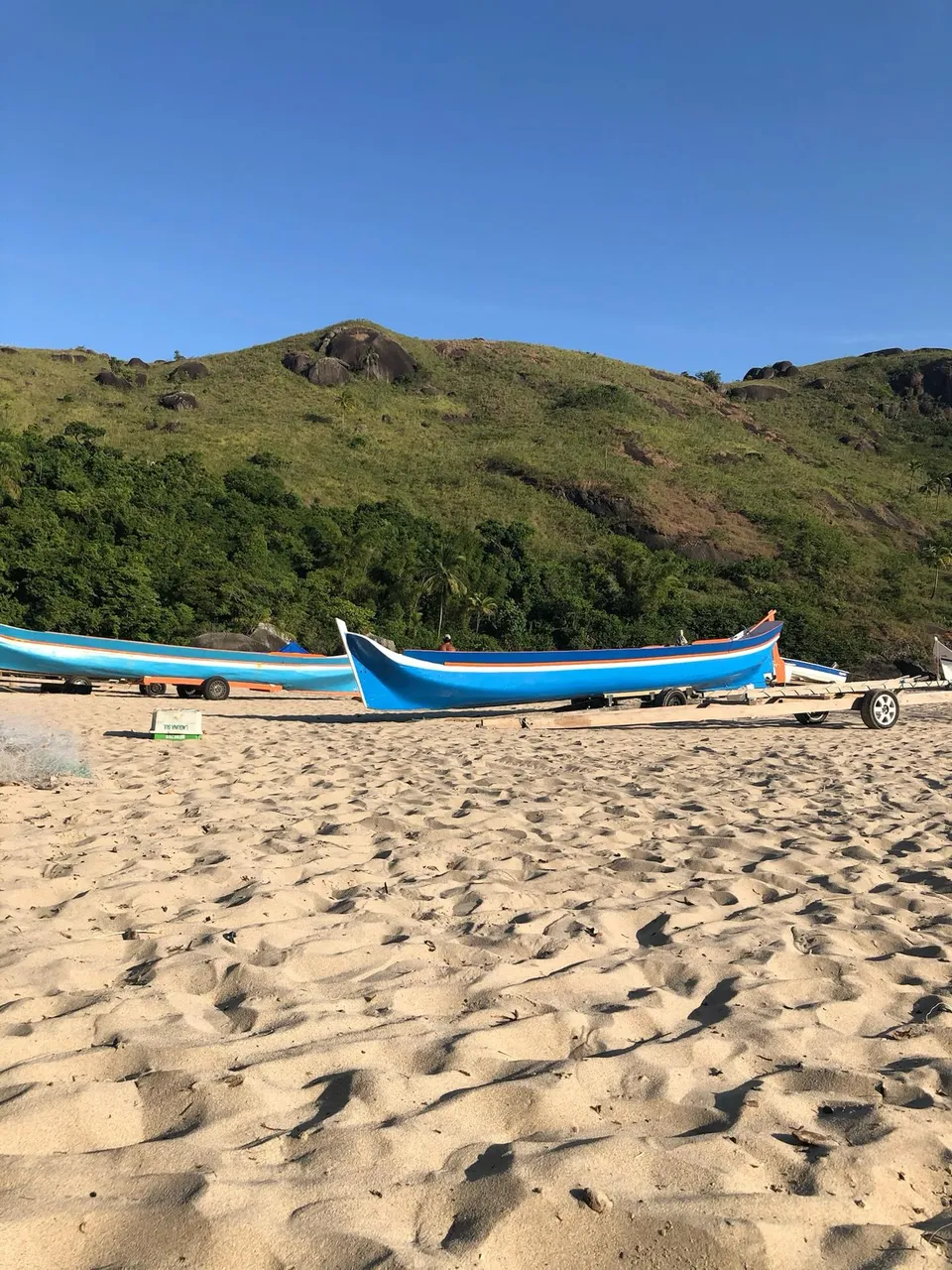 Canoas caiçaras na areia da Praia do Bonete
