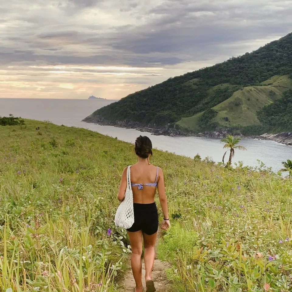 Caminhada pelo morro com vista para o mar