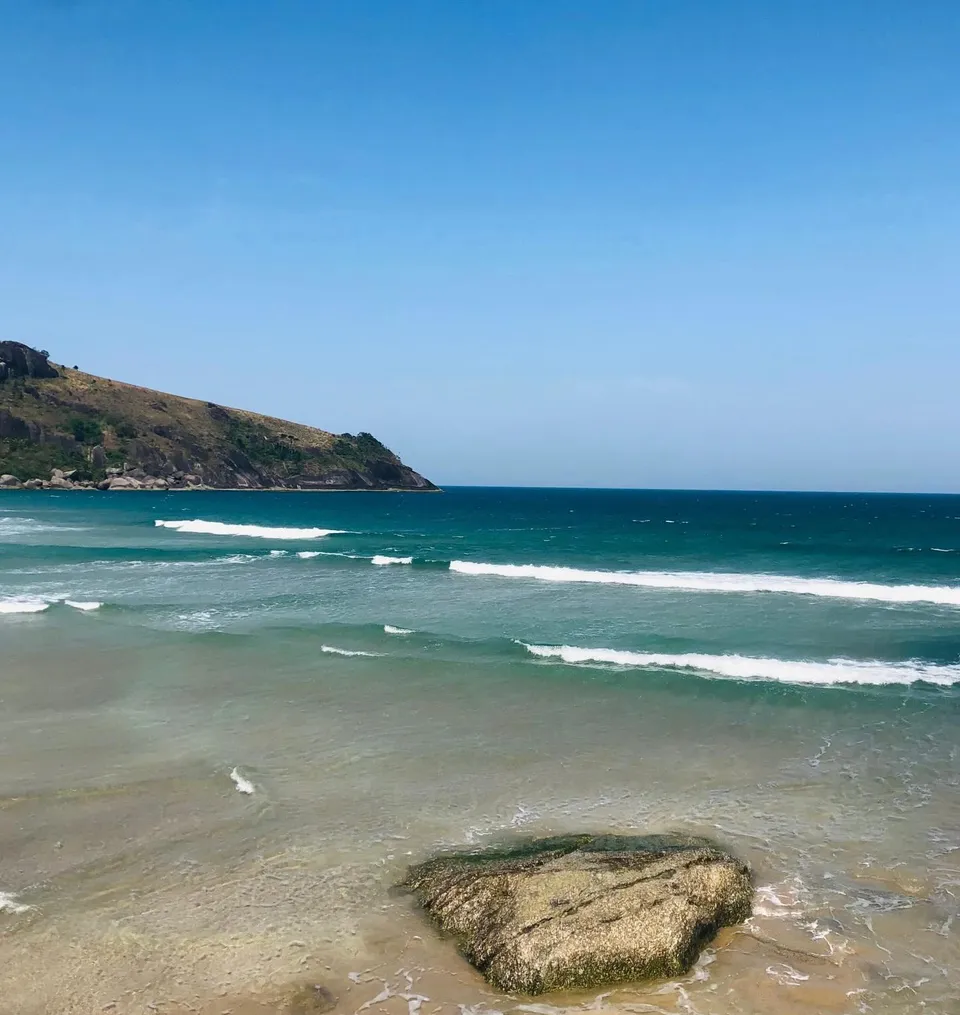 Ondas e pedras na Praia do Bonete