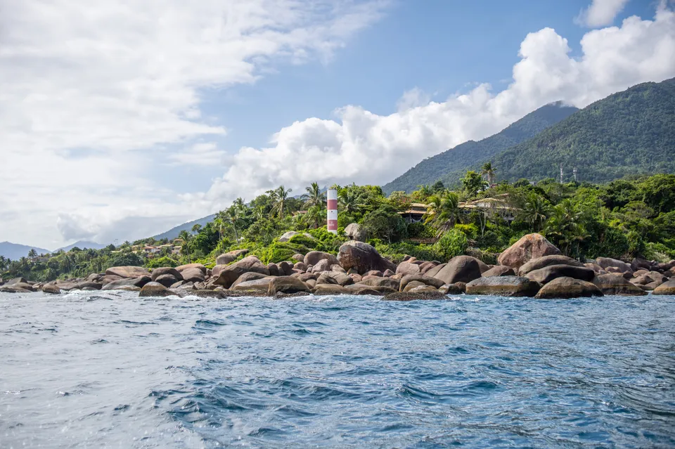 Costão de pedras visto do mar