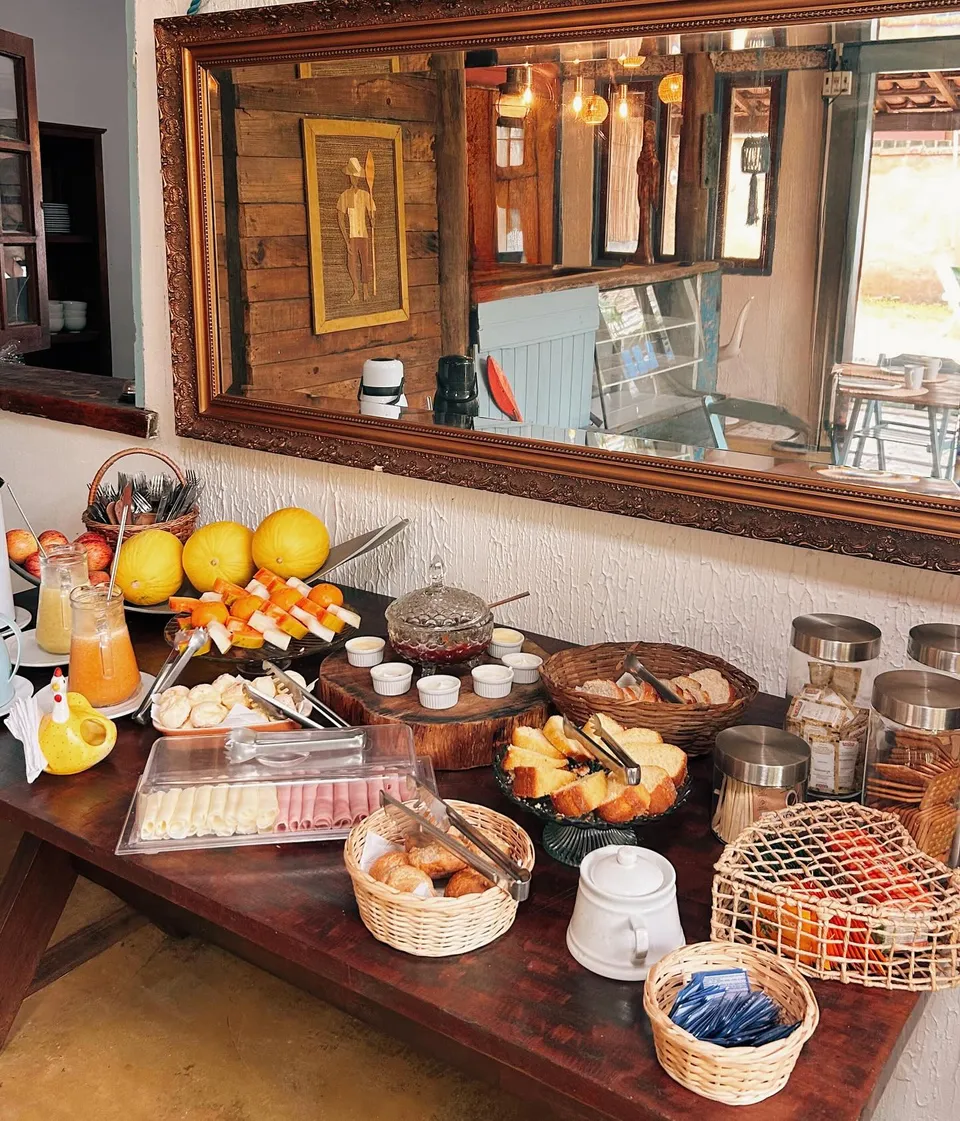 Mesa do café da manhã em frente ao espelho do salão