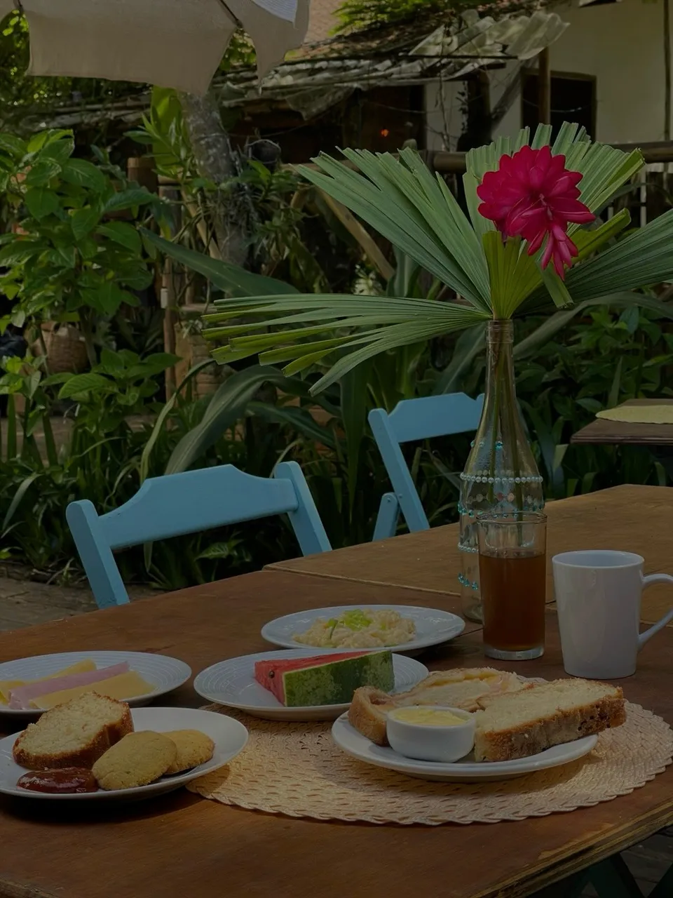 Café da manhã à mesa com flores