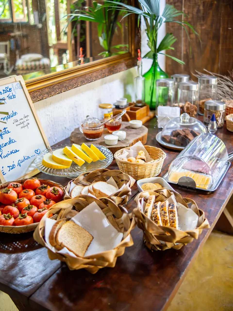 Mesa do café da manhã com frutas, pães e bolos