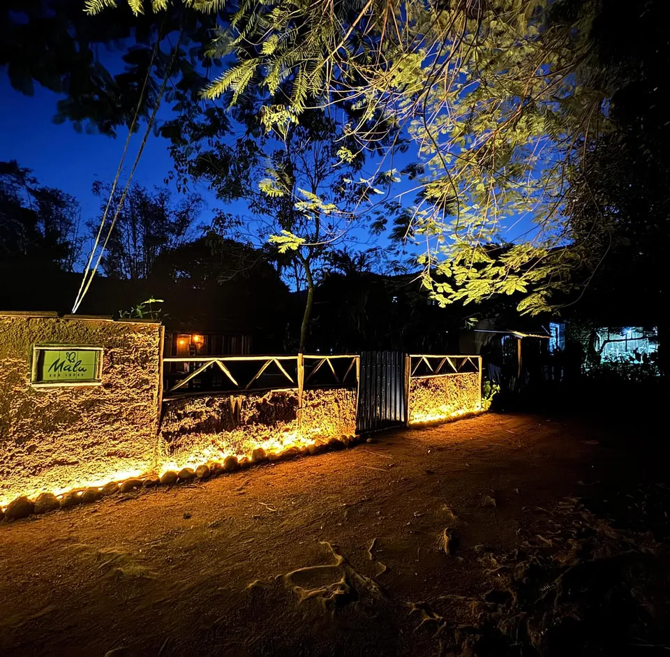 Entrada da pousada iluminada à noite