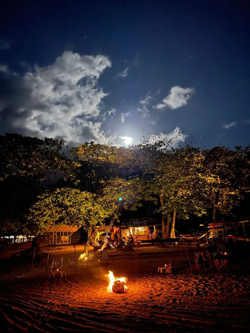 Fogueira sob o céu de lua cheia