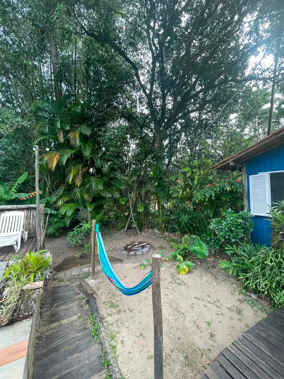 Jardim com rede de descanso