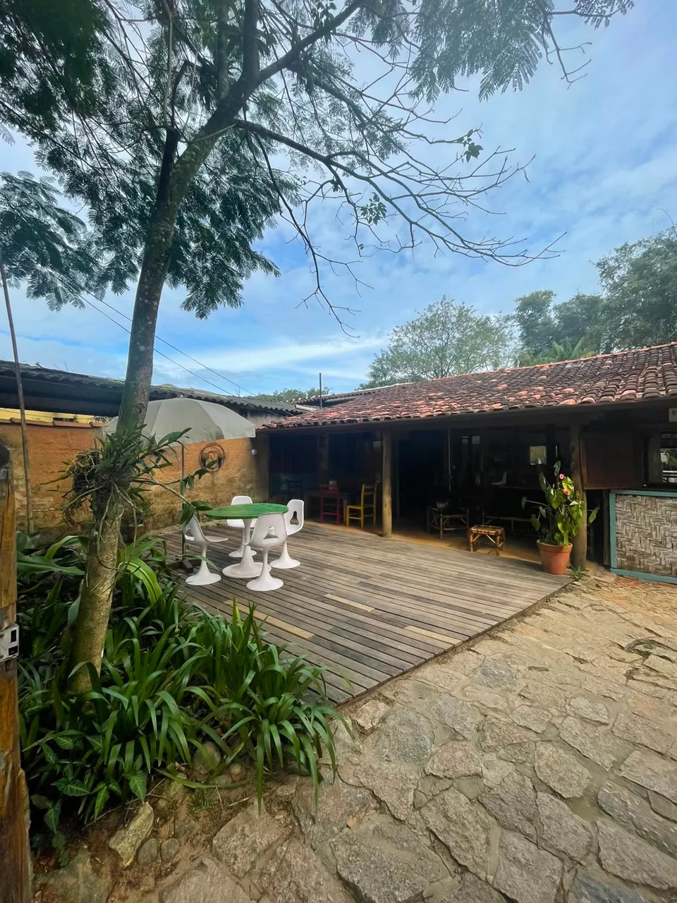 Área externa com mesas junto ao salão
