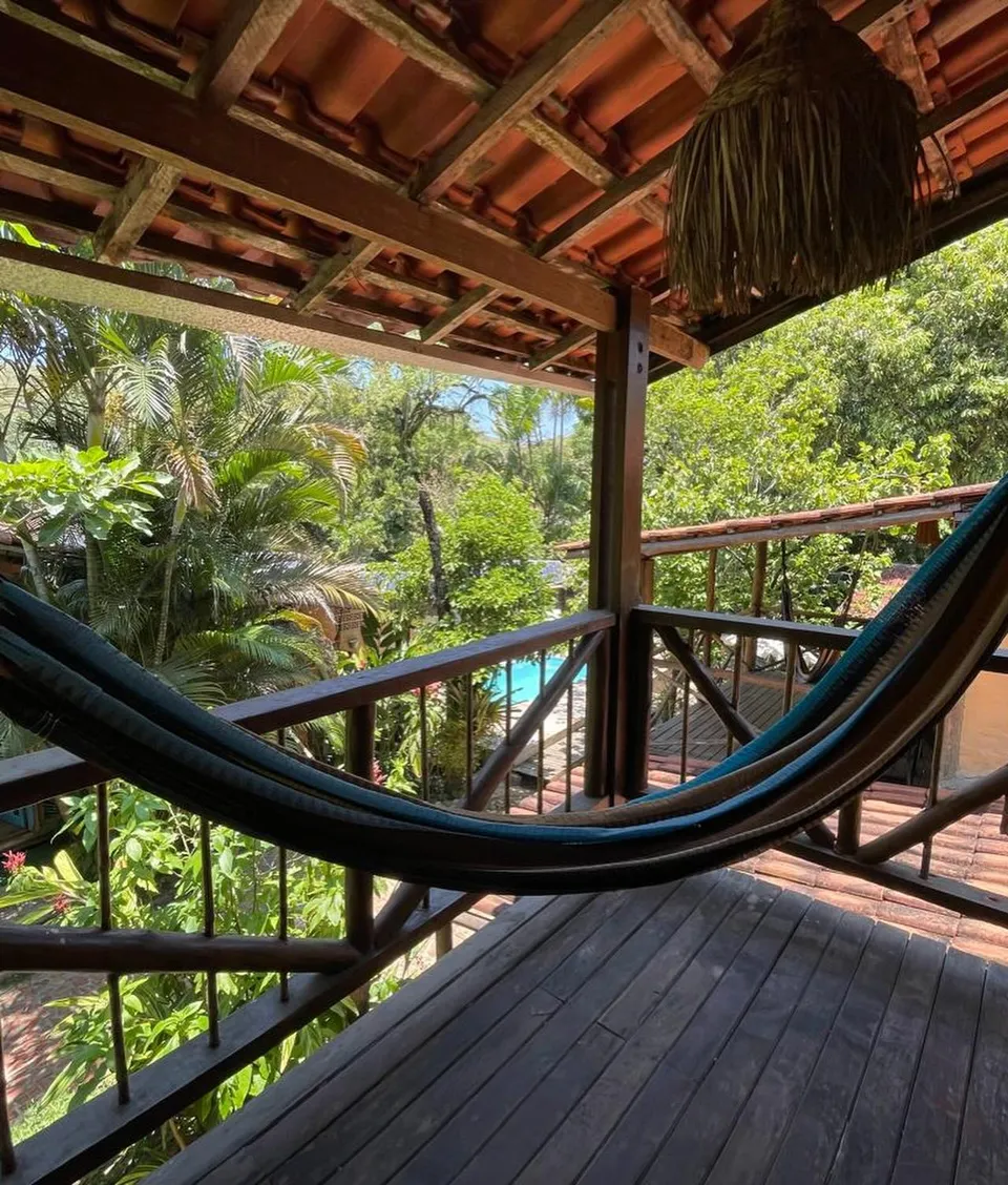 Rede na varanda com vista para a mata