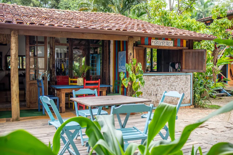 Salão aberto com mesas no jardim