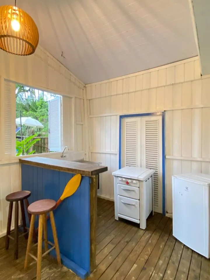 Cozinha do Chalé Bonito com bancada azul e frigobar