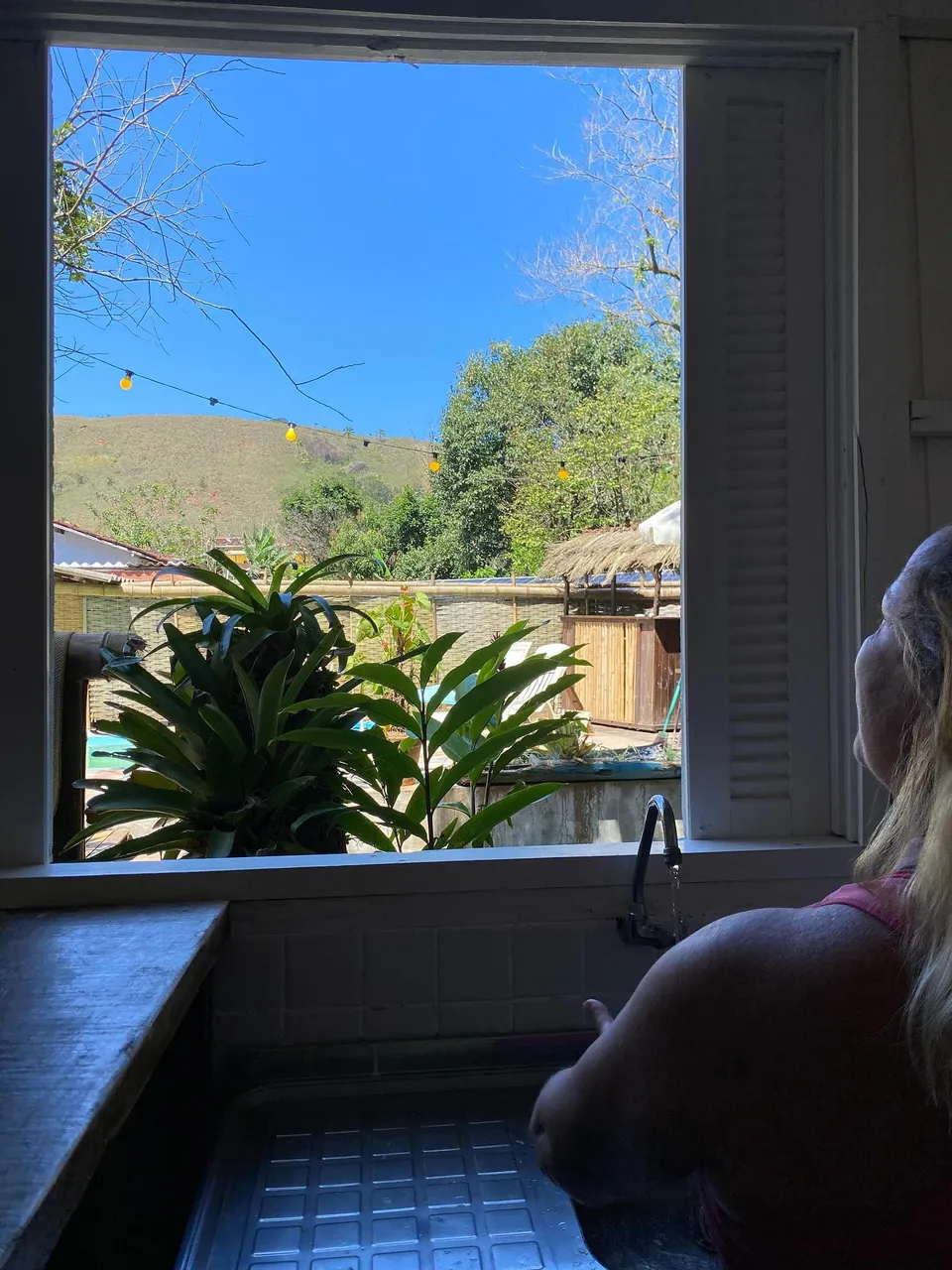 Janela do Chalé Bonito com vista para o jardim