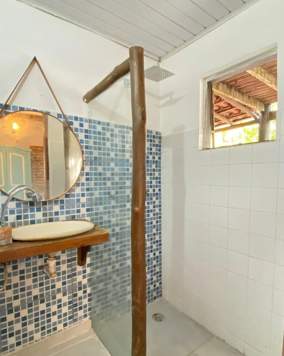 Banheiro da suíte Espada com azulejos azuis