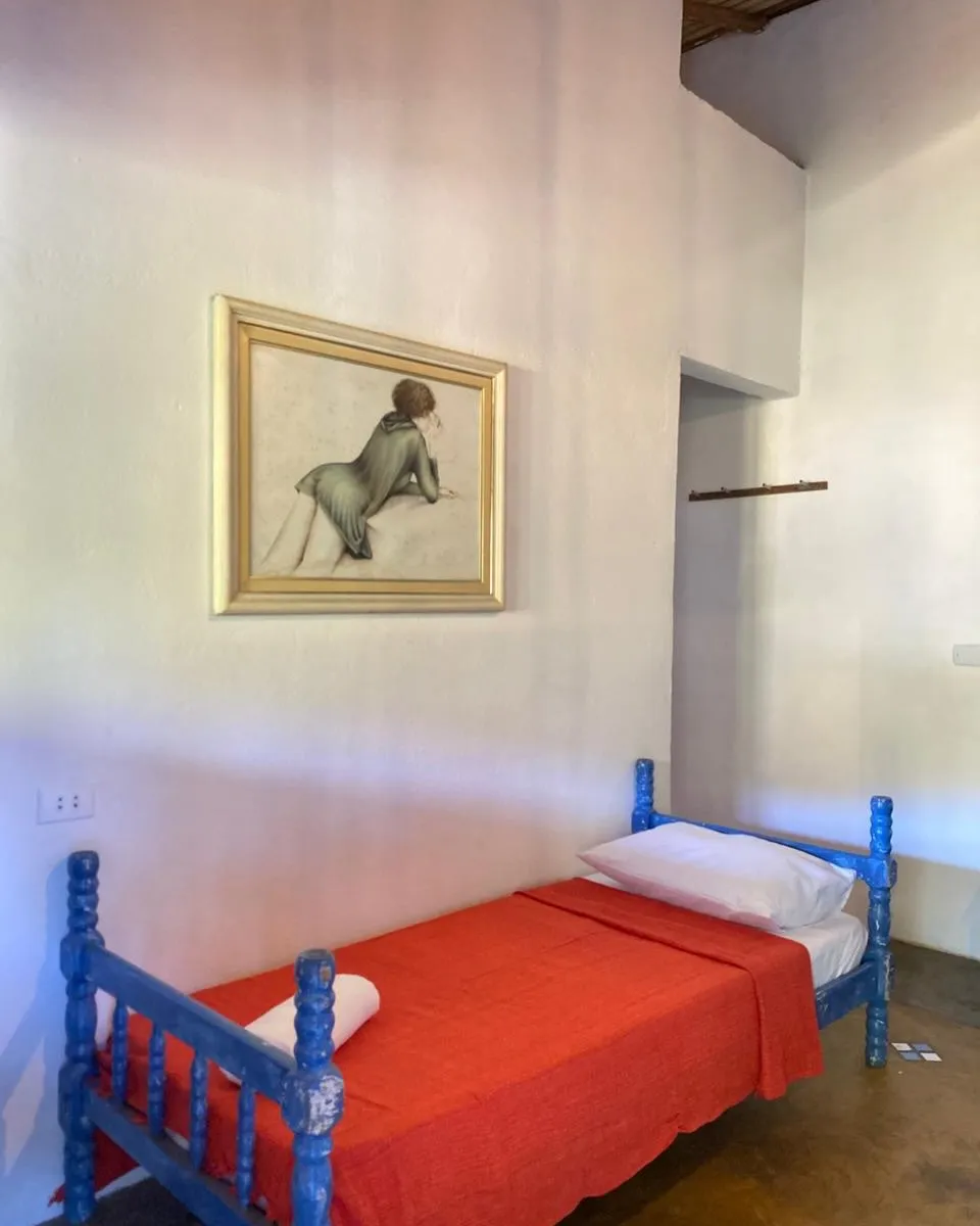 Cama de solteiro na suíte Garoupa