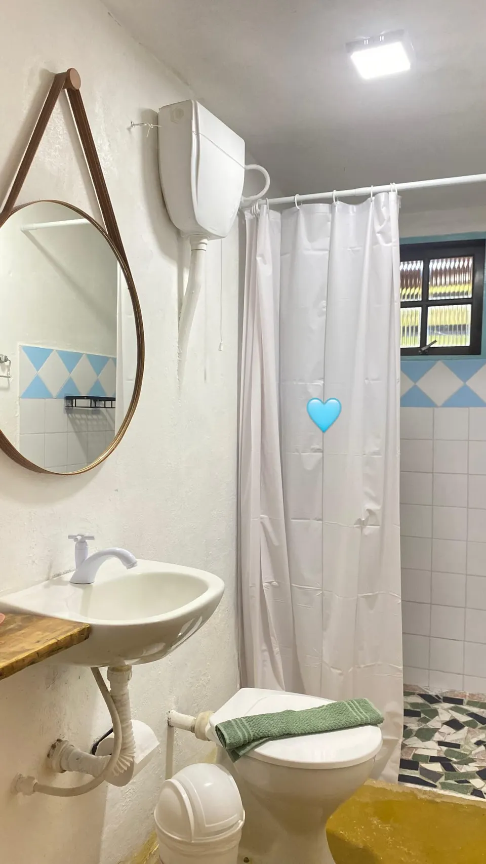 Banheiro da suíte Manjuba com chuveiro quente