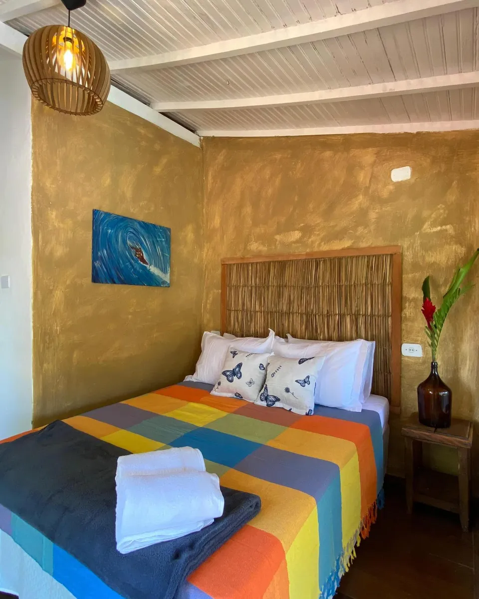 Cama de casal da suíte Tainha com toalhas