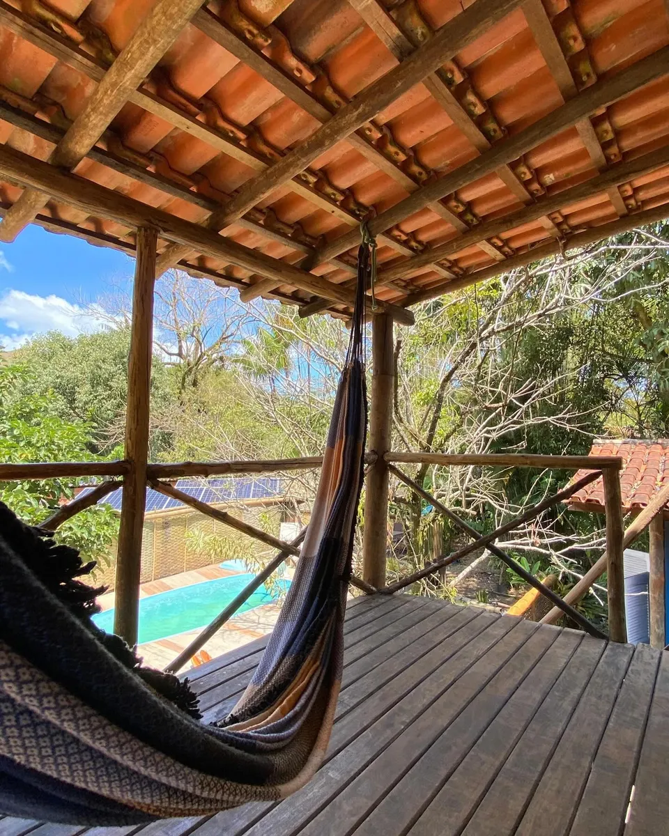 Rede na varanda da suíte Tainha com vista para a piscina